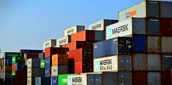 Carriers urged to lock in long-term shipping deals as freight rates slide